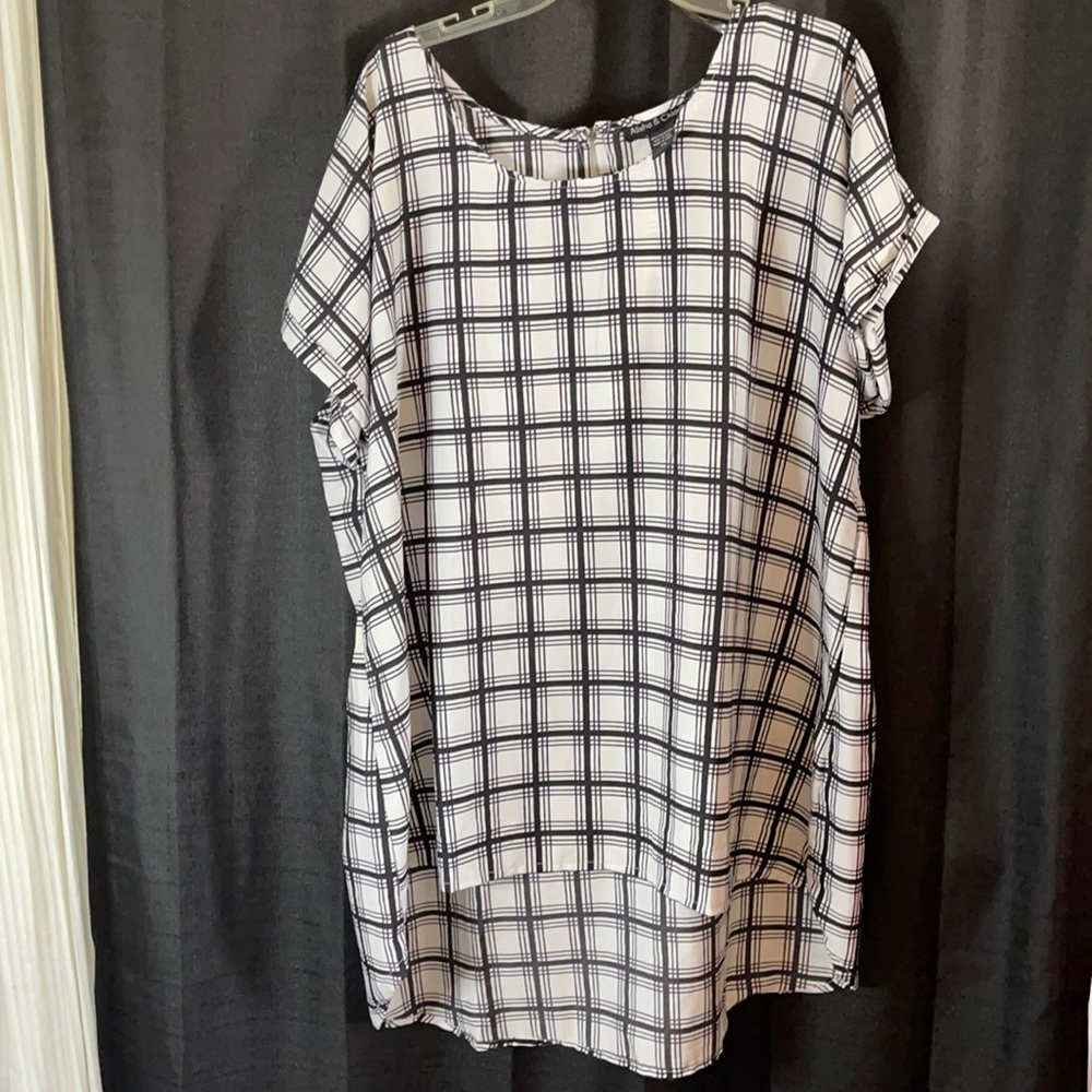 3x ~ Plaid blouse ~ hi-low